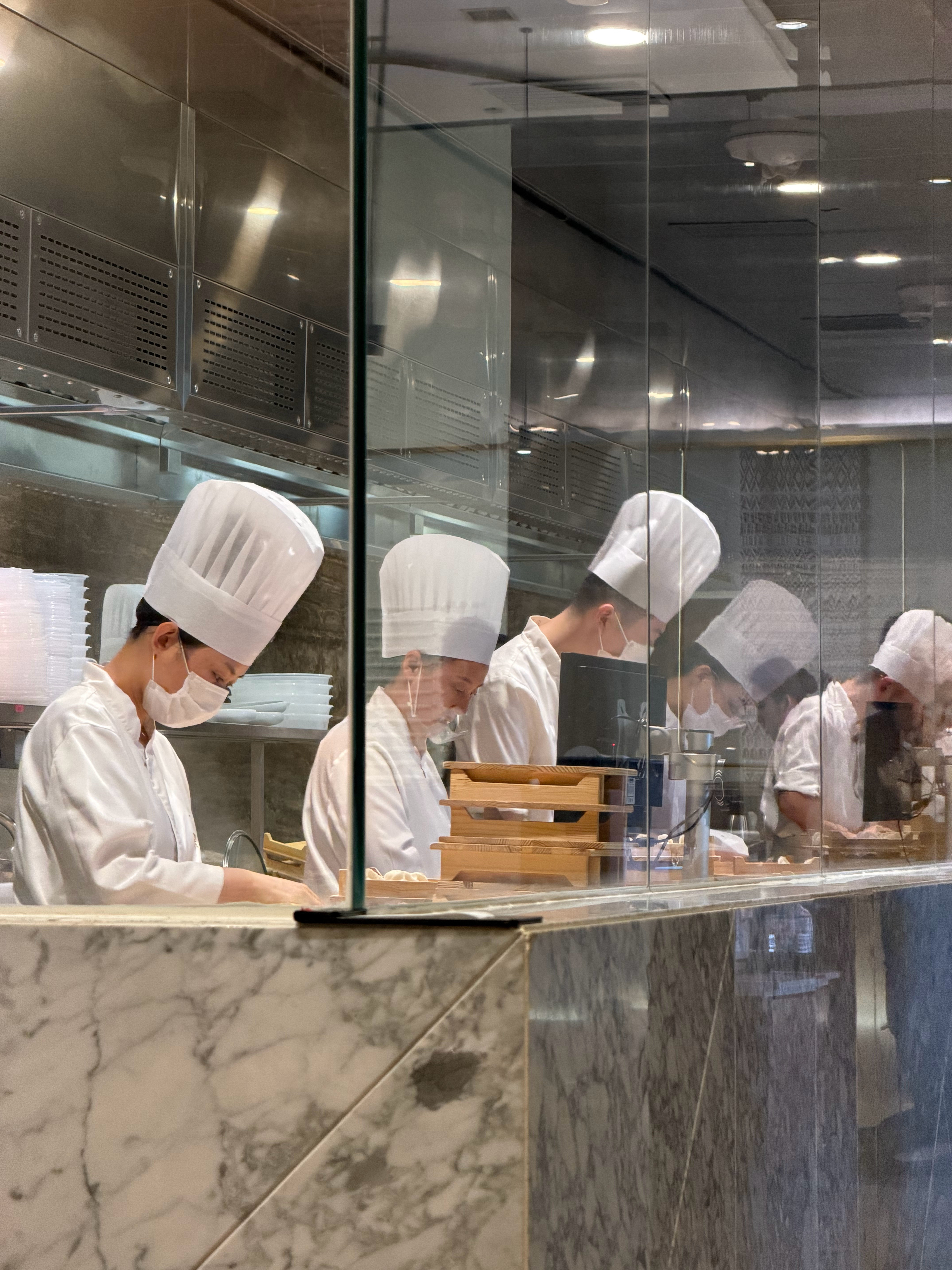 来喜鼎吃盘海胆饺子，配碗汤再整个凉菜，188一人食你觉得怎么样大连