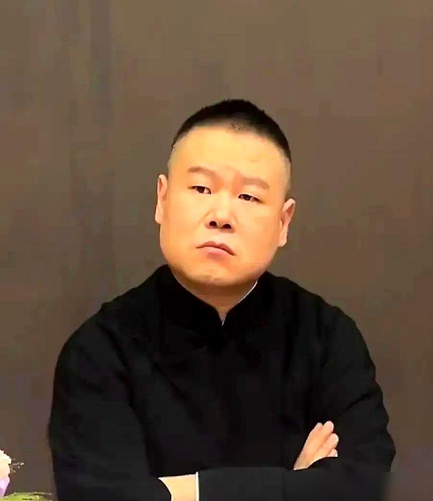 机场接你的那堆粉丝，可能50块钱一天雇的。这事，岳云鹏在成都给捅破了。航班