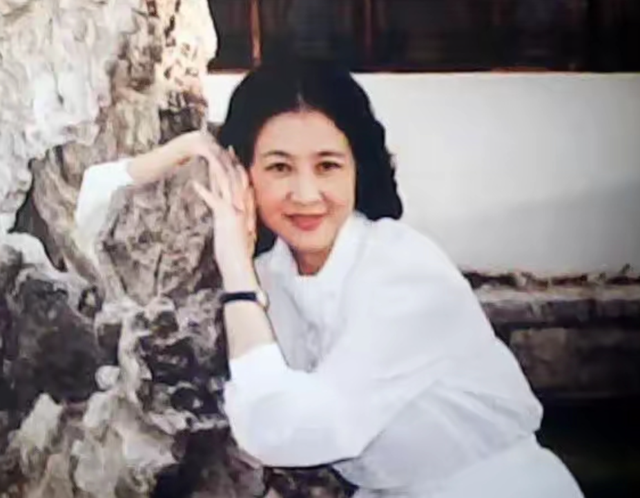 范曾第一任妻子林岫，教授级，第二任妻子边宝华，副研究员，第三任妻子楠莉（张桂云）