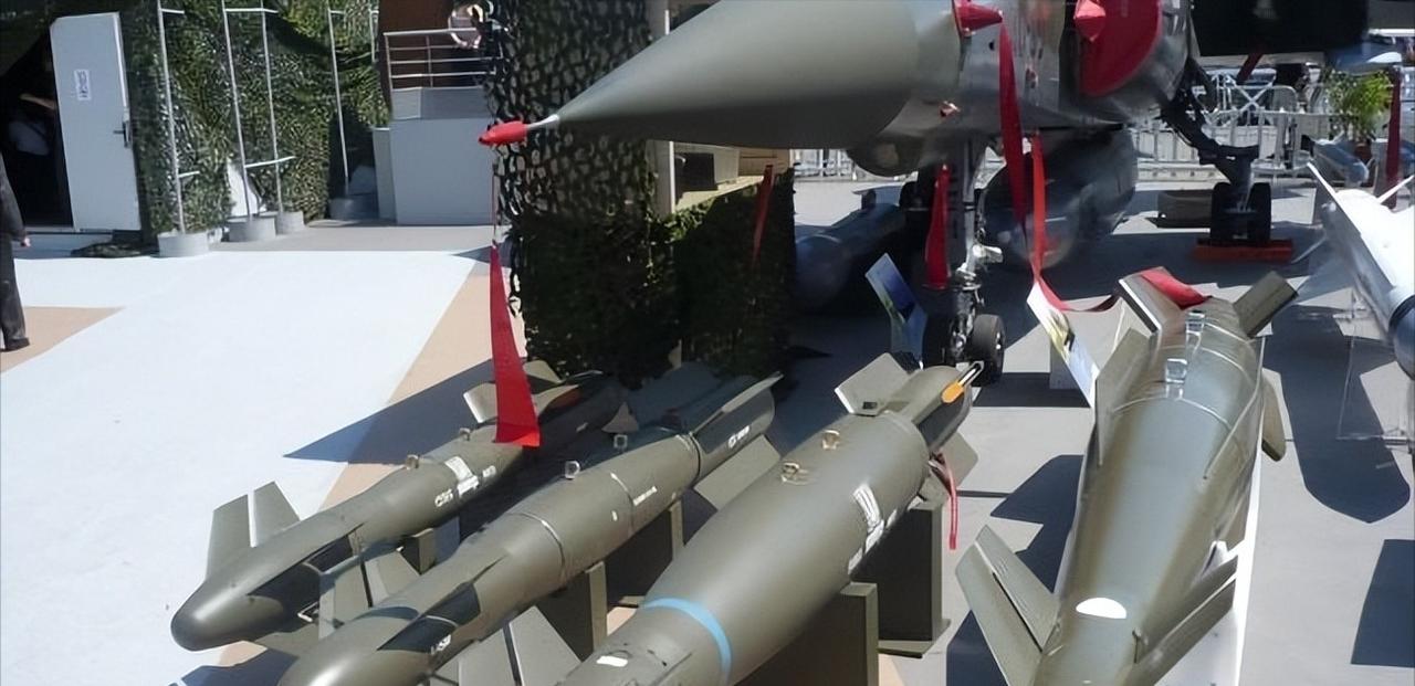 法国“铁锤”砸向俄军软肋？乌军首次实战用上幻影2000，战局要变天！又是个见