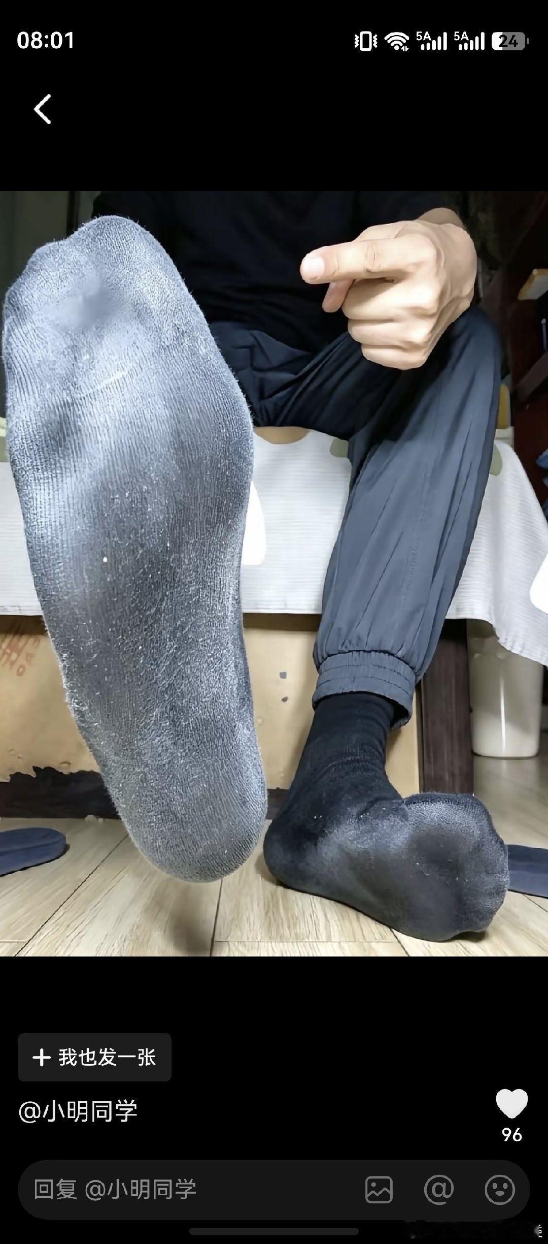 延边李医生搞笑一幕：周日拖着残躯和一个阿姨吃饭，我看到她的小腿有两道划痕就关心