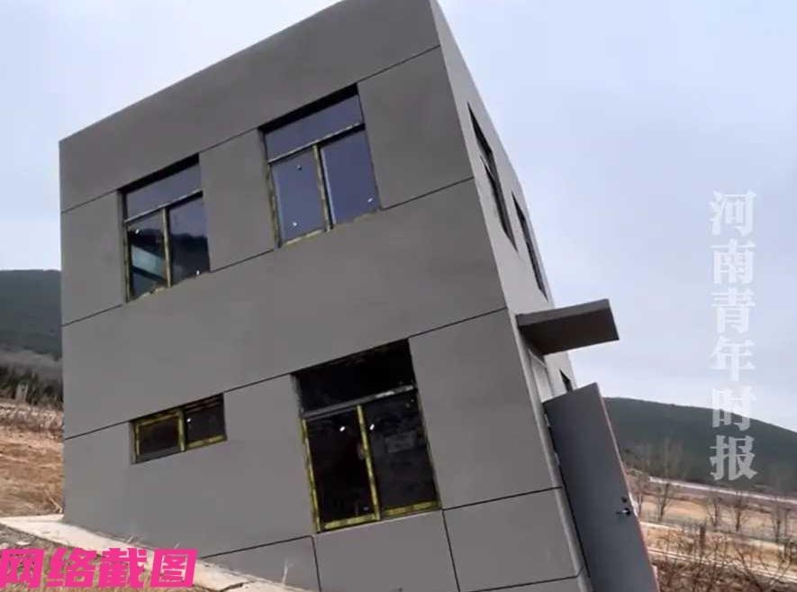 山东有男子带着自己孩子，走进了一处歪楼中想进去看看。当男子起初在进入歪楼中，