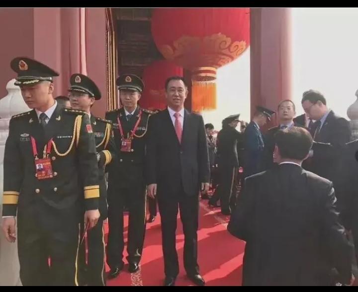 看得出来那时许家印日子过得很美好呀，他腰板挺得直直的，脸上挂着喜庆的笑容。