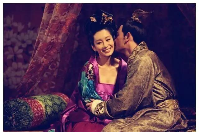 一天，武则天在李治的寝宫里撞见了自己的亲姐姐武顺，发现她衣衫不整，钗横鬓乱，聪明