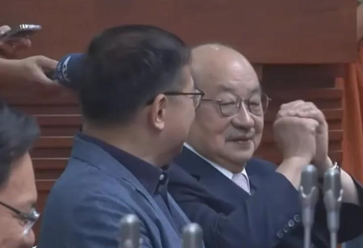 赖桑逼柯建铭辞去民进党团总召彻底失败了，柯建铭今天上午表示，新会期他依然将会是民