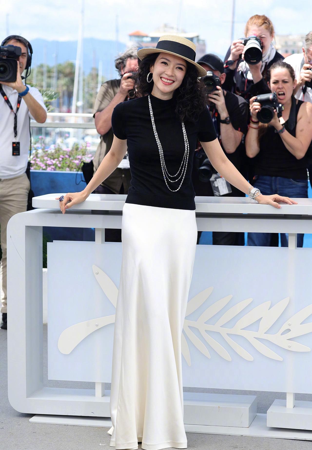 两天连拿两座大奖！章子怡突然喊话编剧圈，缺钱我出，但剧本拿来！这两天