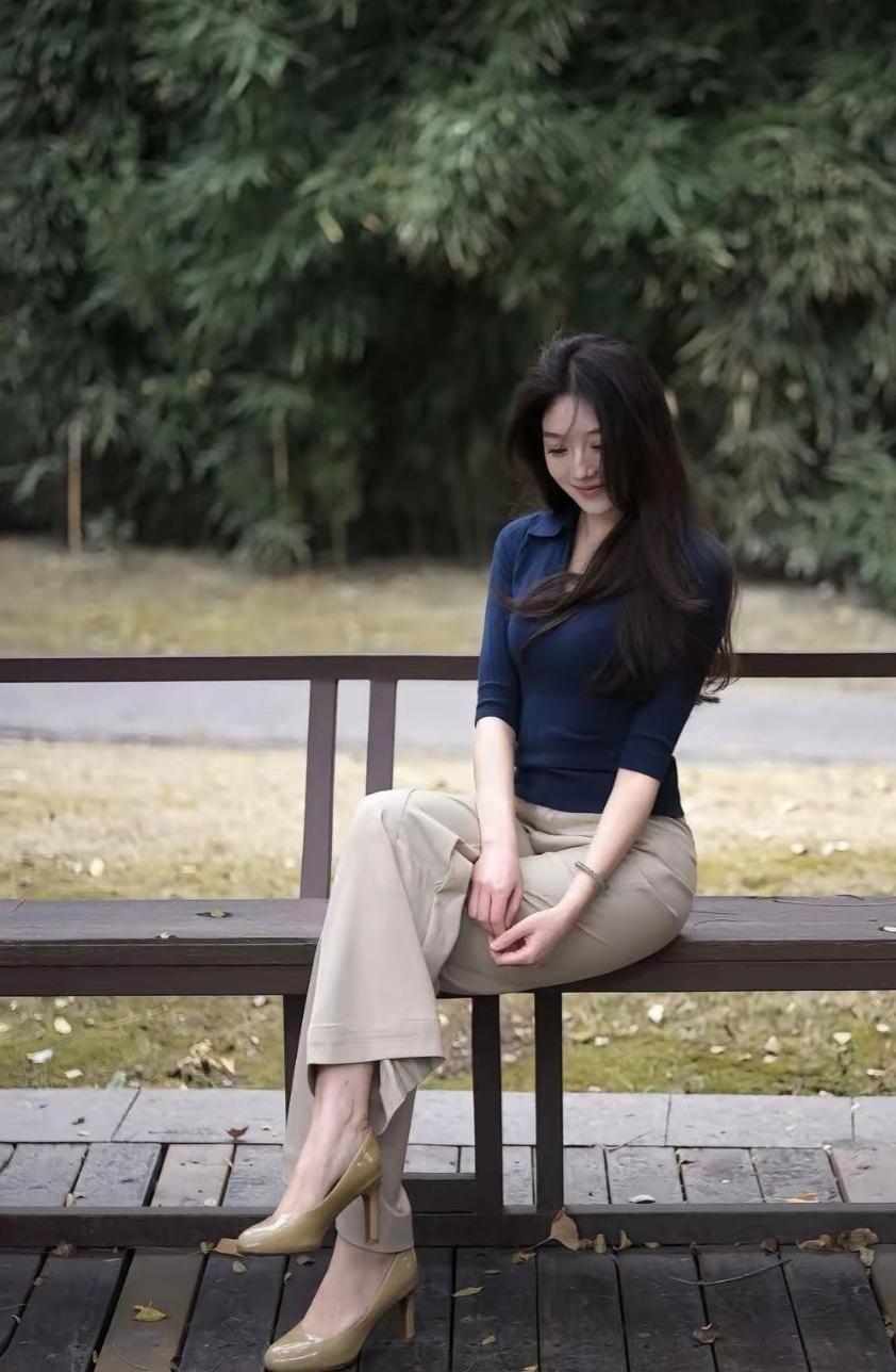 宁静很美，如一泓清泉，幽深清冽！