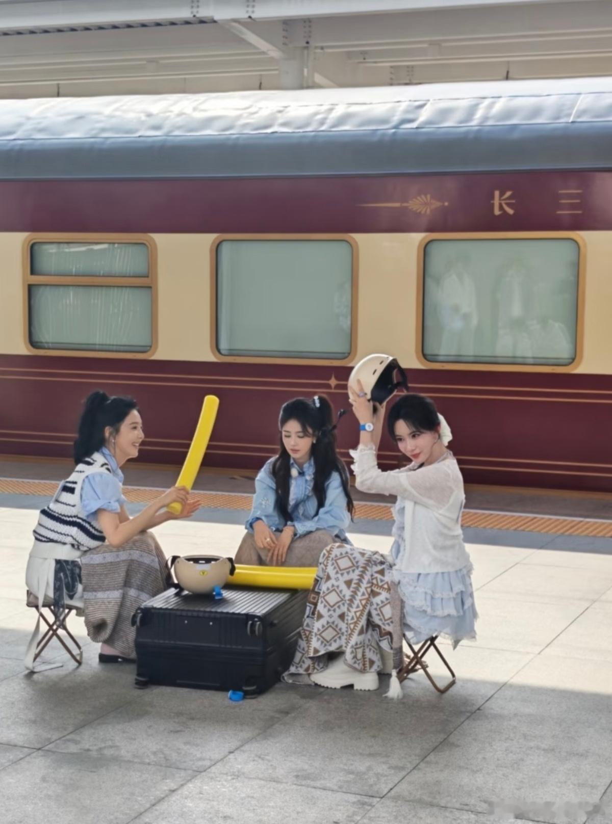 白鹿孟子义章若楠刘些宁跑男同框白鹿孟子义章若楠刘些宁跑男同框路透～