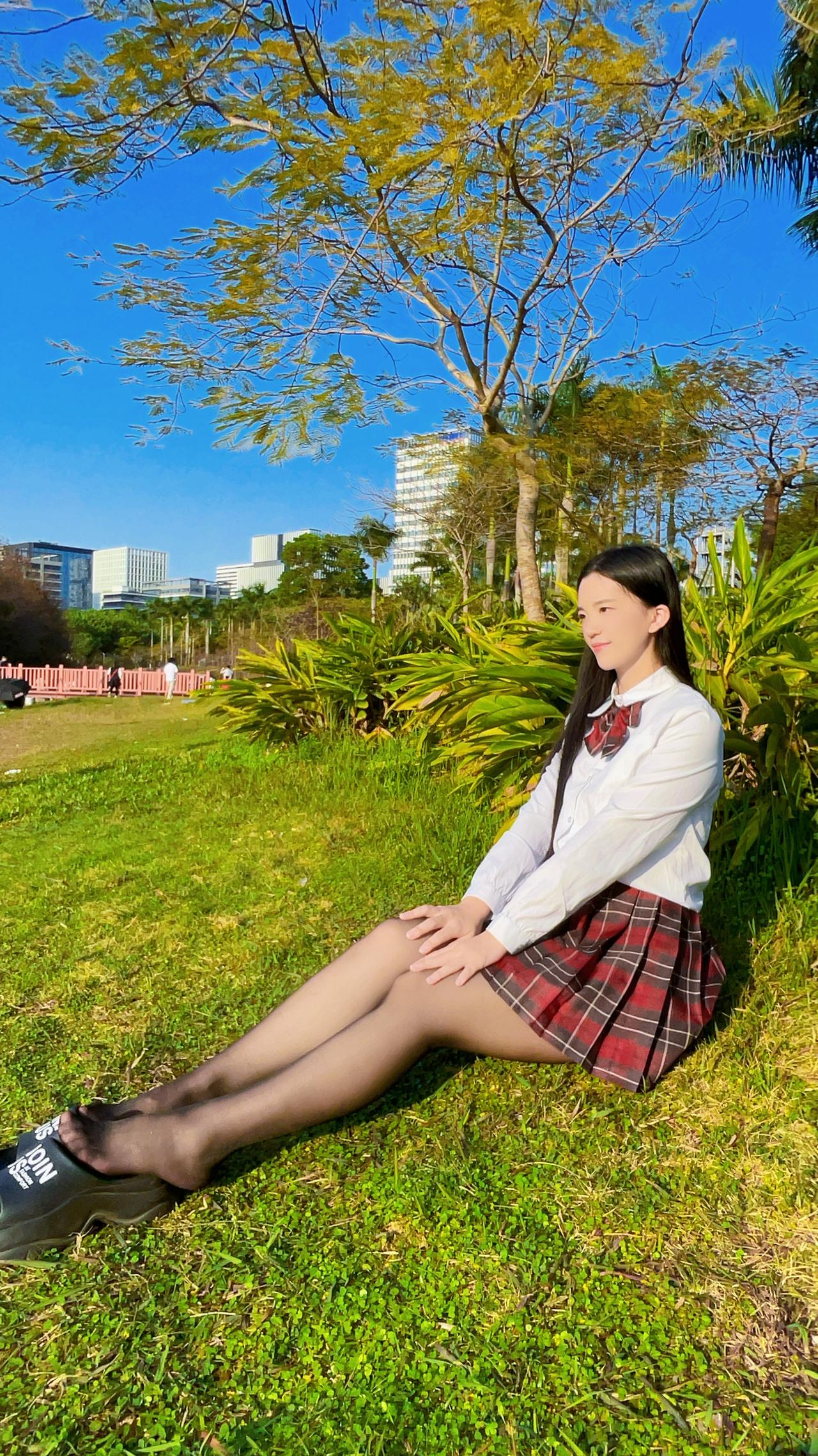 阳光洒下，为黑色丝袜镀上一层别样的光泽，让原本就散发着神秘魅力的它更添几分性感。