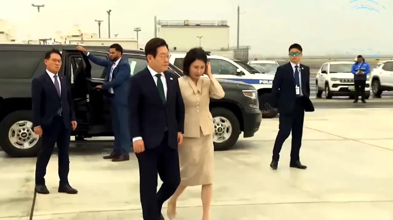 这样一看，李在明和夫人还挺般配的前几天，李在明与夫人结束了纽约之旅，一起回程，