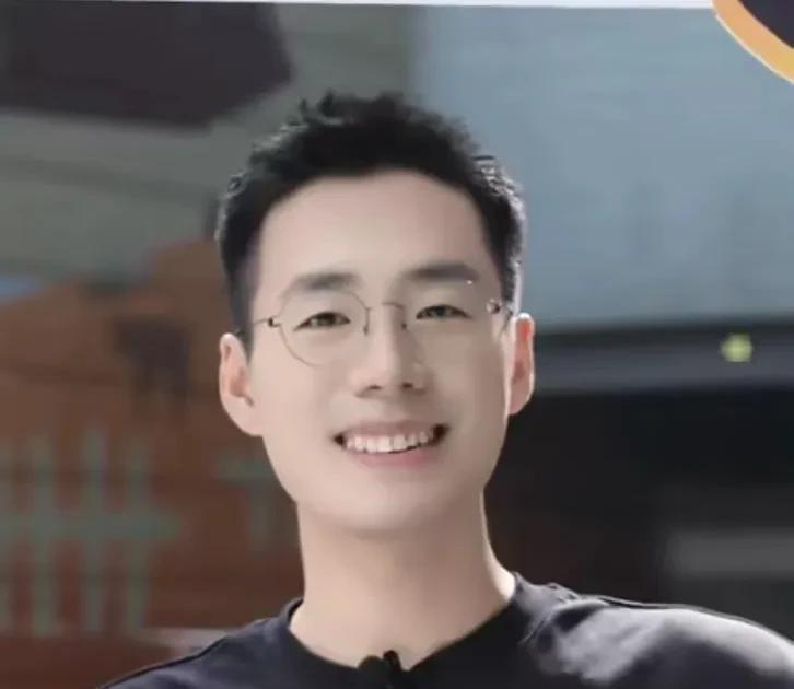 当时顿顿是有机会火的，甚至比董宇辉火，因为有综艺邀请参加和明星一起做节目，含金量