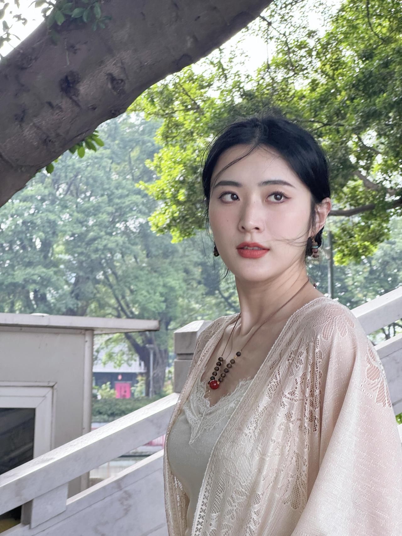       风来听风，雨来听雨。      湖畔的风掠过发梢，将粉色花饰