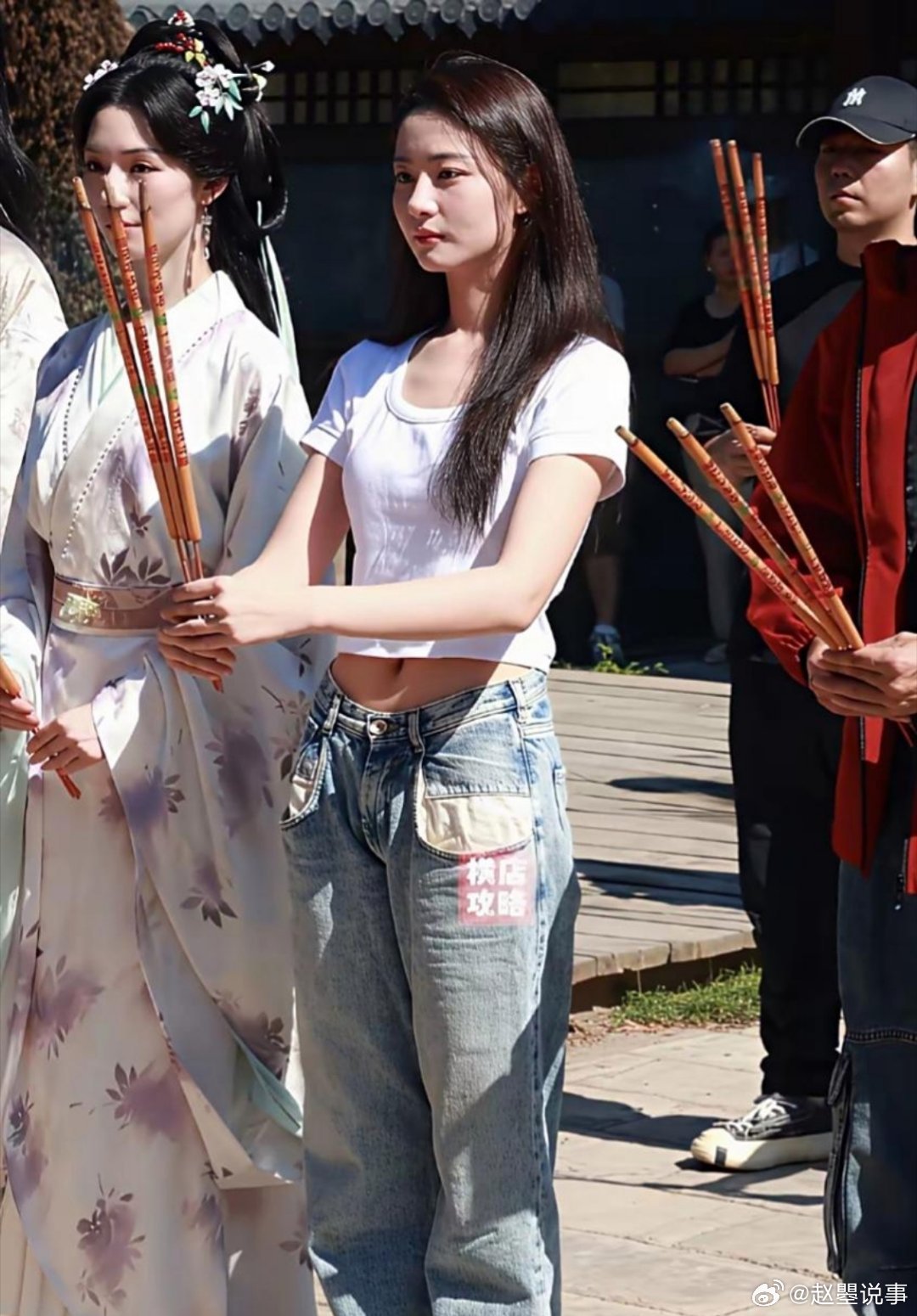在出了和许凯的风波后，赵晴也是首次露面新剧《在你眉梢种红豆》的开机仪式，有网友发