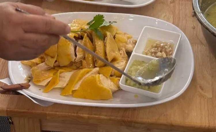 今日去相亲，第一眼我就沦陷了。和她一起吃了午饭。吃饭间，我问她对我印象如何？