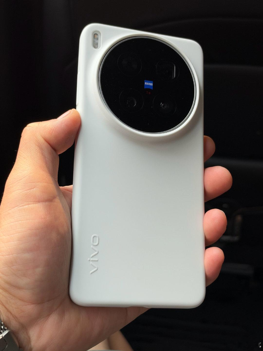 最后选择了X300ULTRA涨价前入手的第一次使用VIVO[大笑]等500ULTRA出来再换ULTR
