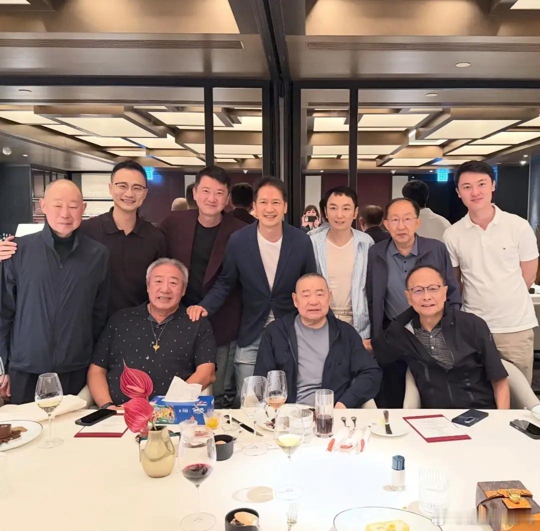 刘銮雄甘比近况曝光，与马清伟伍伟国等富豪聚餐，弟弟刘銮鸿也在！