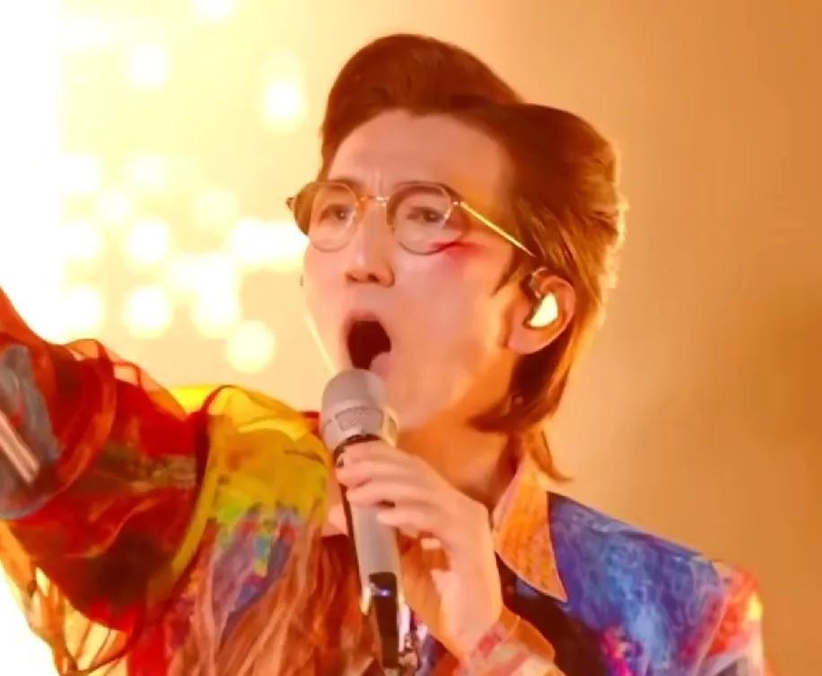 林志炫引发热议！5月16日，林志炫突然引发了热议，只因为在歌手比赛中，年轻的单