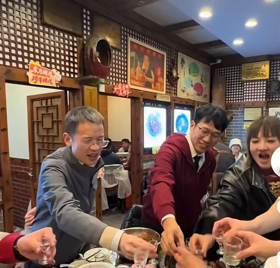 CEO亲自端酒，主播没一个敢坐武汉跨年夜，东方甄选把直播间搬到江边。风大雨