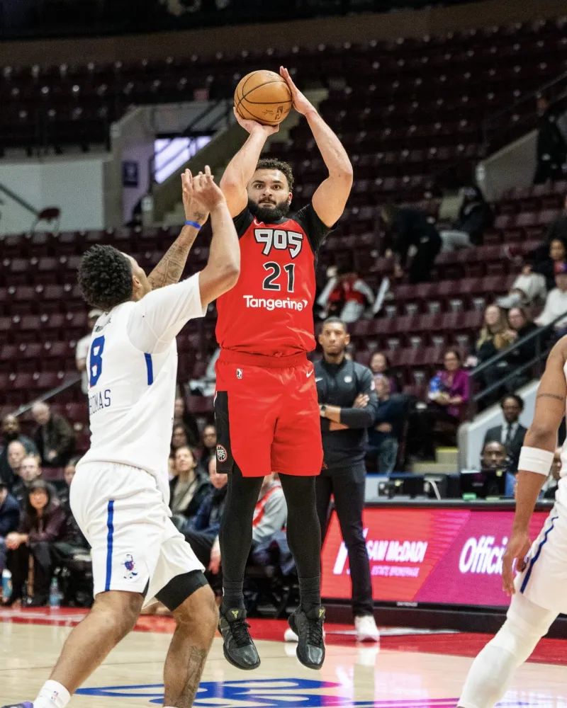 据名记ShamsCharania报道，消息人士透露，丹佛掘金队将与2022年首