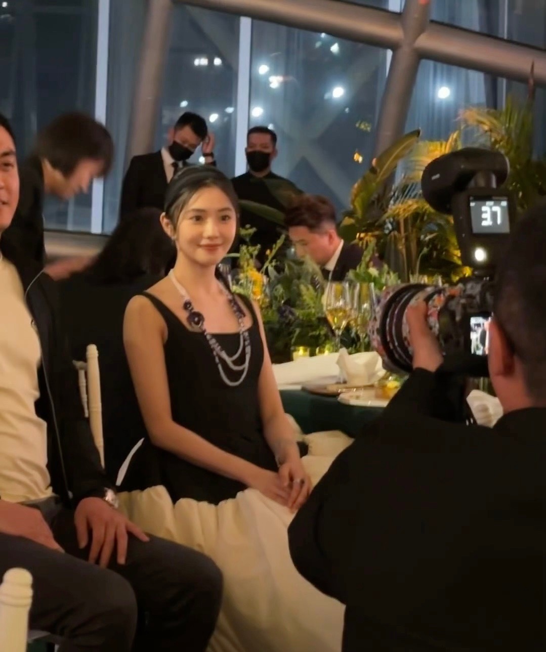 论刘浩存和Cartier的适配度这张脸就是这么权威简简单单的就好美这套珠