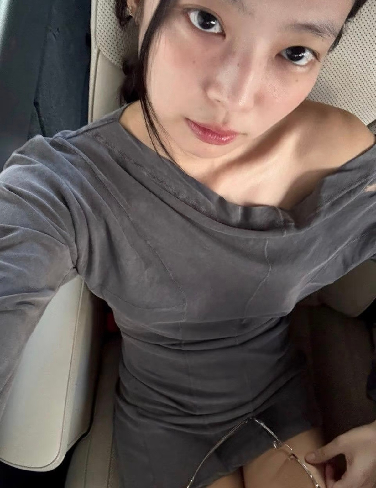 Jennie意大利游客照，依然是素颜，肩颈线条好漂亮！​​​