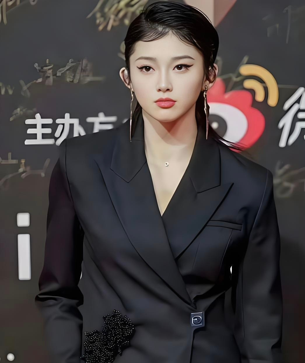 吴艳妮和孙杨罕见同框，身高175的吴艳妮都变娇小了！