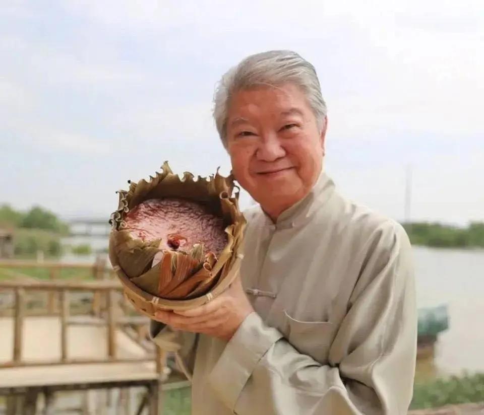九边说蔡澜根本算不得什么香港四大才子，蔡澜除了聊吃喝聊女人，没什么让人脱口而出，