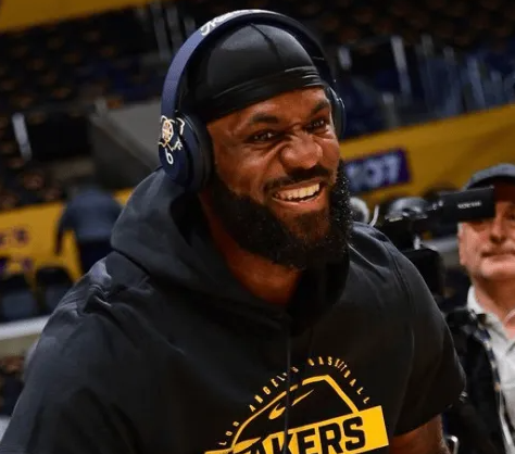 NBA杯小组赛，湖人129-119战胜独行侠。本场比赛，湖人球员勒布朗-詹姆斯