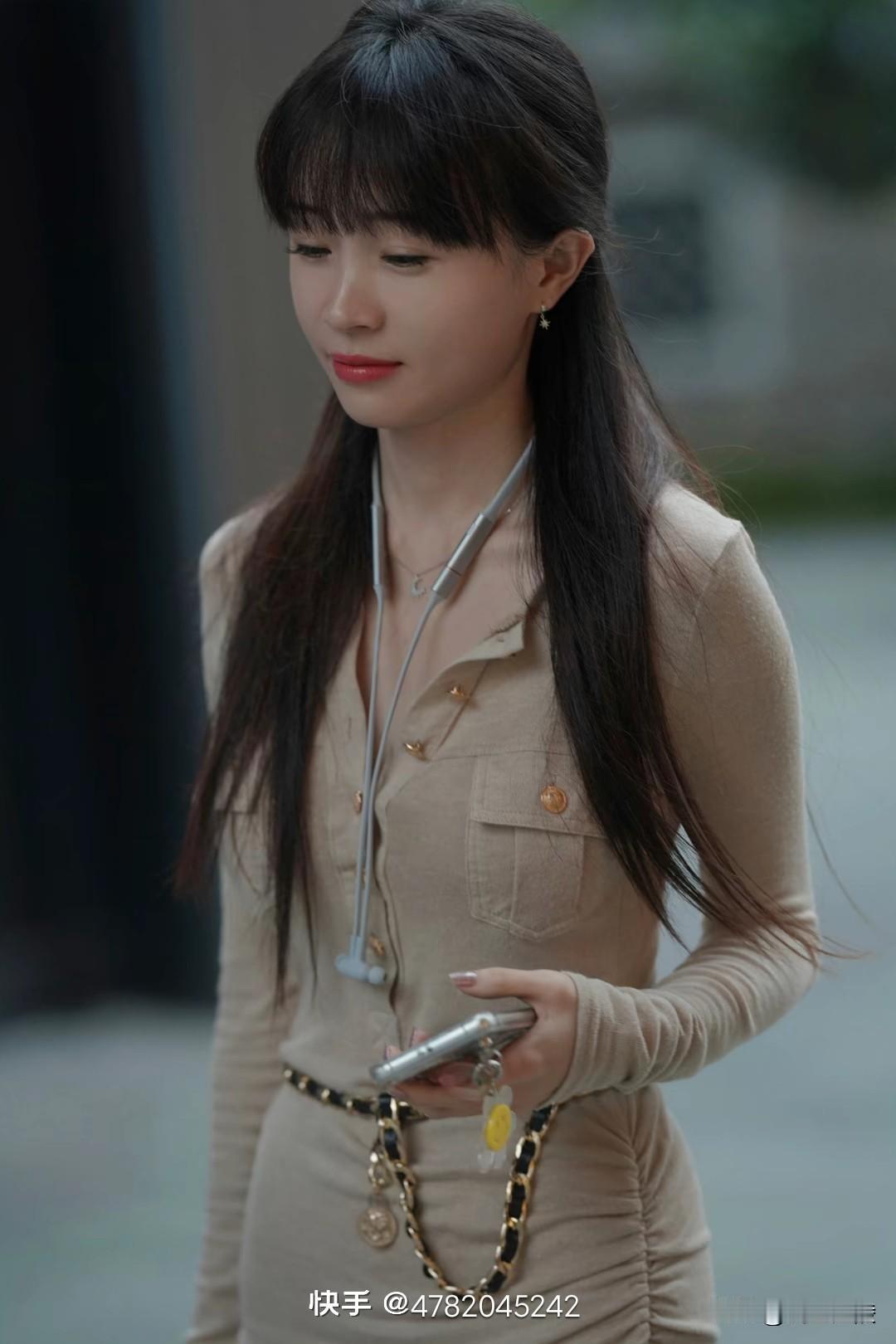 小姐姐自信行走在繁华街头，那画面简直太飒了。瞬间释放出女孩子爱美的一面，自信地穿