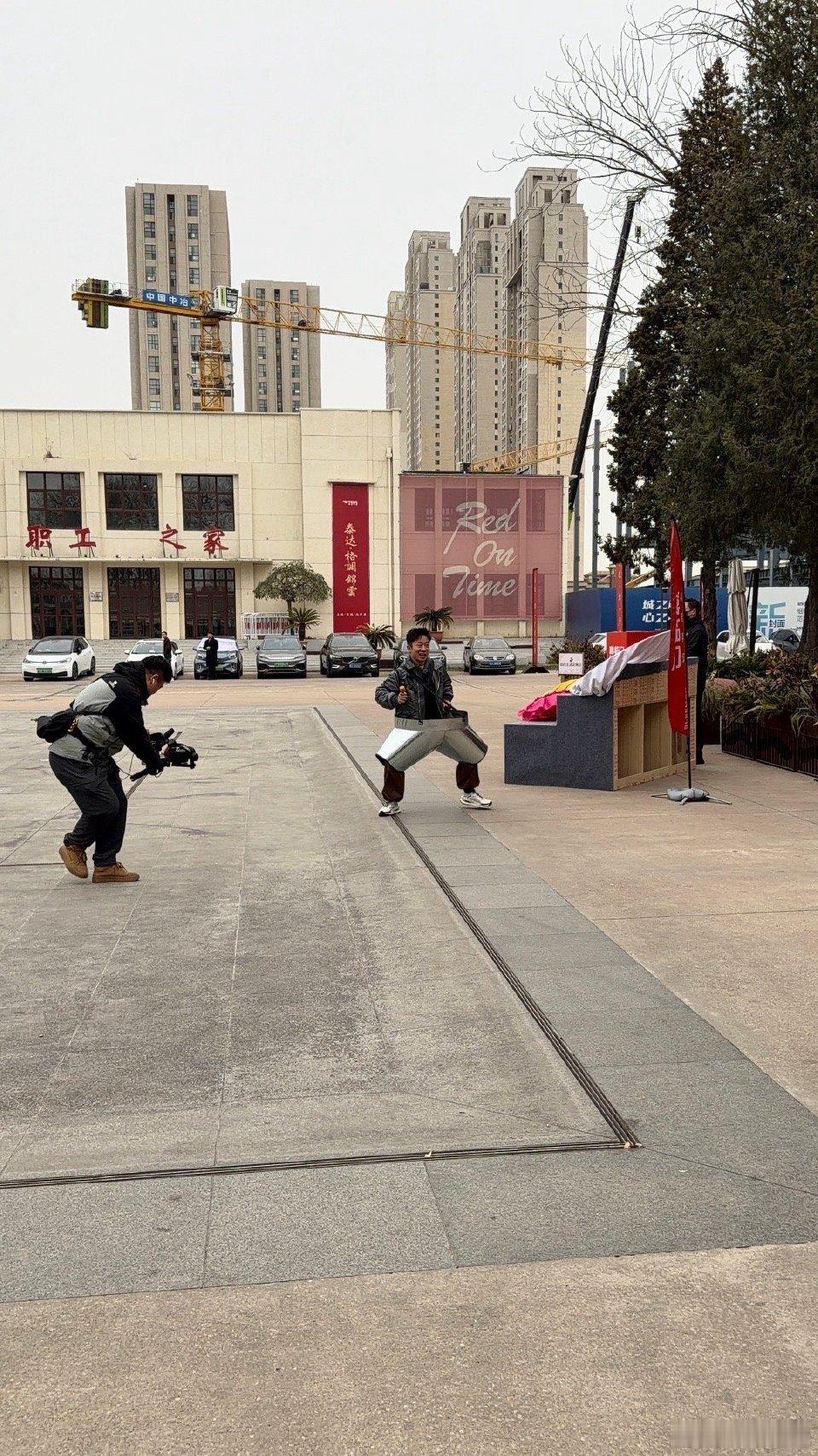 杨迪穿铁裤衩就上街了连宠物狗都对着他的铁裤衩狂吠，他蹲下来跟狗对视：“咋地，你