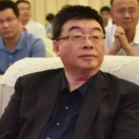 邱毅也太多管闲事了，说张亚中没被邀请参加这个国民党党主席交接的全代会，是郑丽文的