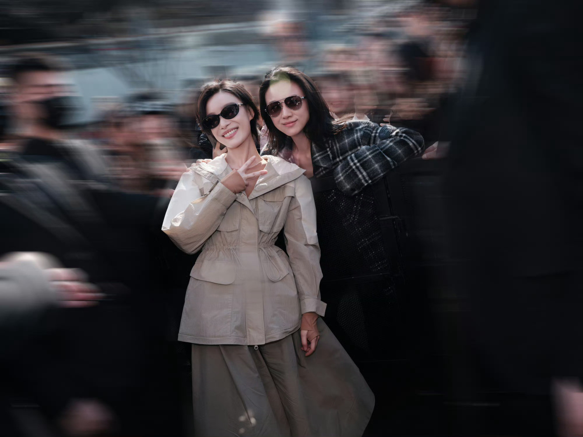 倪妮唤闫妮一声妈妈，自然得不像话。闫妮也觉，戏拍完后，倪妮许是还会这么叫。倪妮说