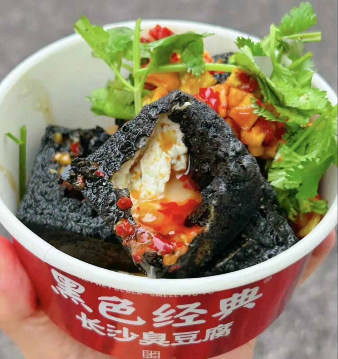 大家觉得哪里的臭豆腐最臭呢？臭豆腐绝对是我国美食界中"闻着退避三舍，吃着欲