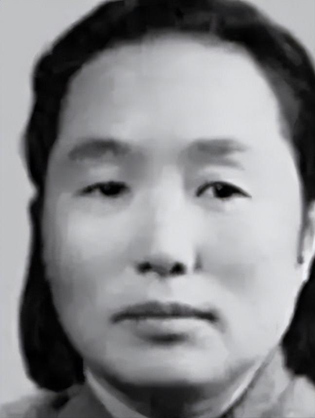 1937年，地主王学文突然发现一20岁女兵，昏倒在家门口。他四下看看无人，一下把