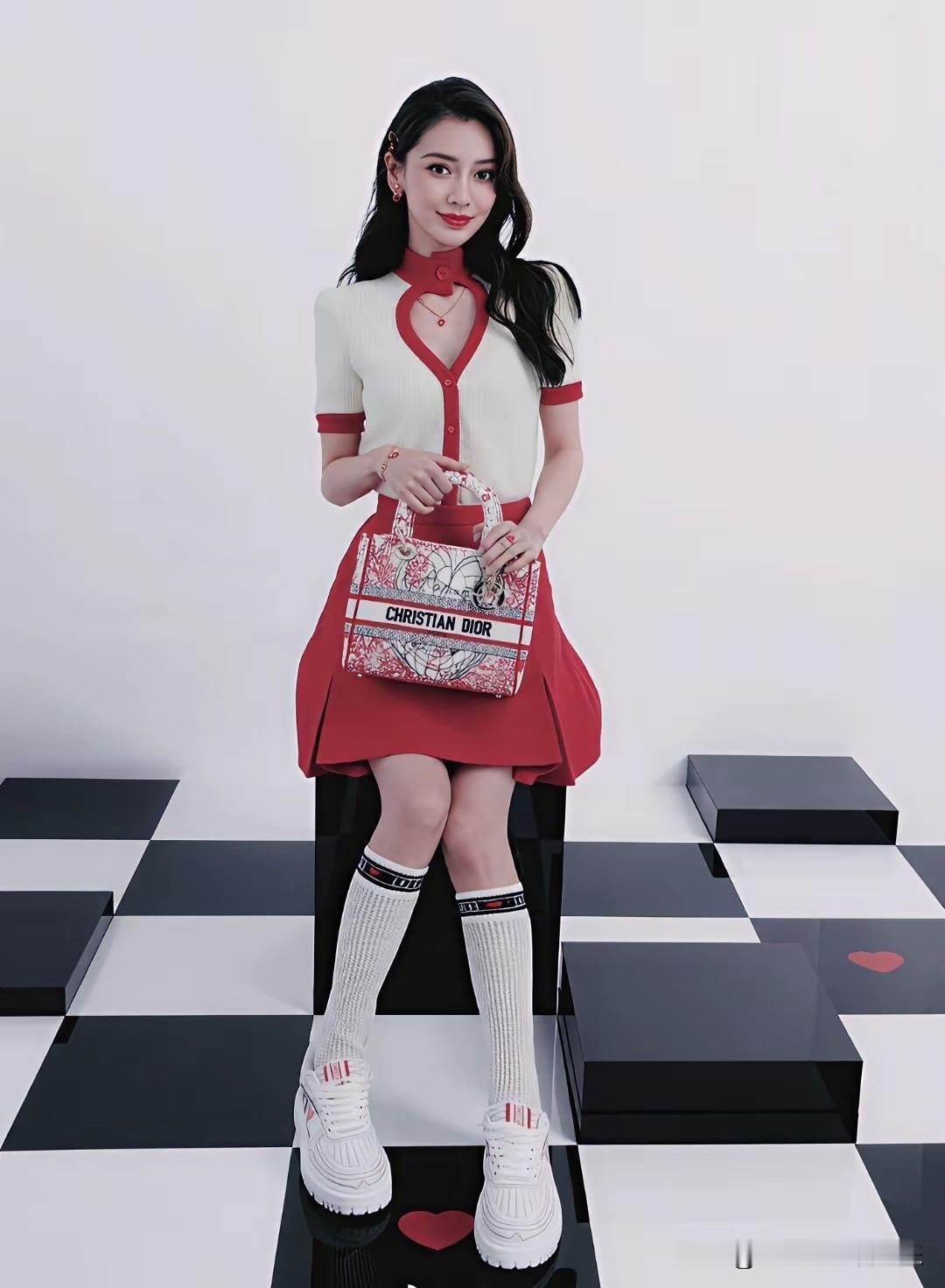 看到这么可爱的脸蛋，估计黄晓明肠子都悔青了吧！