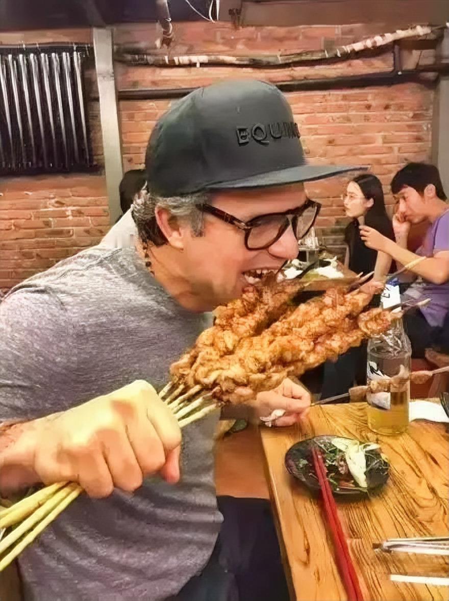 真心话茶局今天下午来到家乡的街上，闻到了熟悉的撸串味道，食欲大开，肚里的馋虫在咕