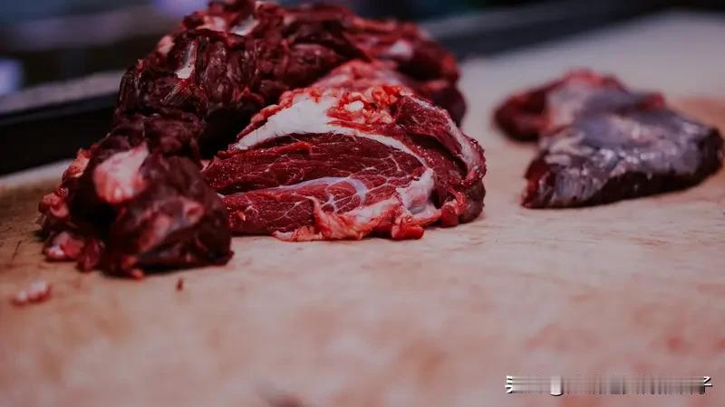 牛肉为什么越来越便宜牛肉越来越便宜，背后原因还挺多。从供应上看，国内规模化养殖