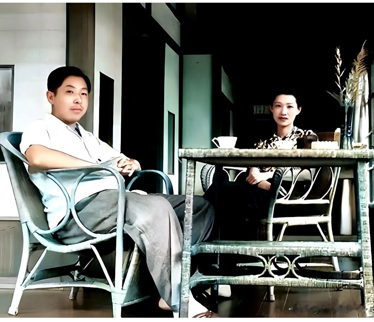 这是张学良和赵四小姐幽禁期间的一张合影，摄于上世纪四十年代初期。这而非电视剧里的