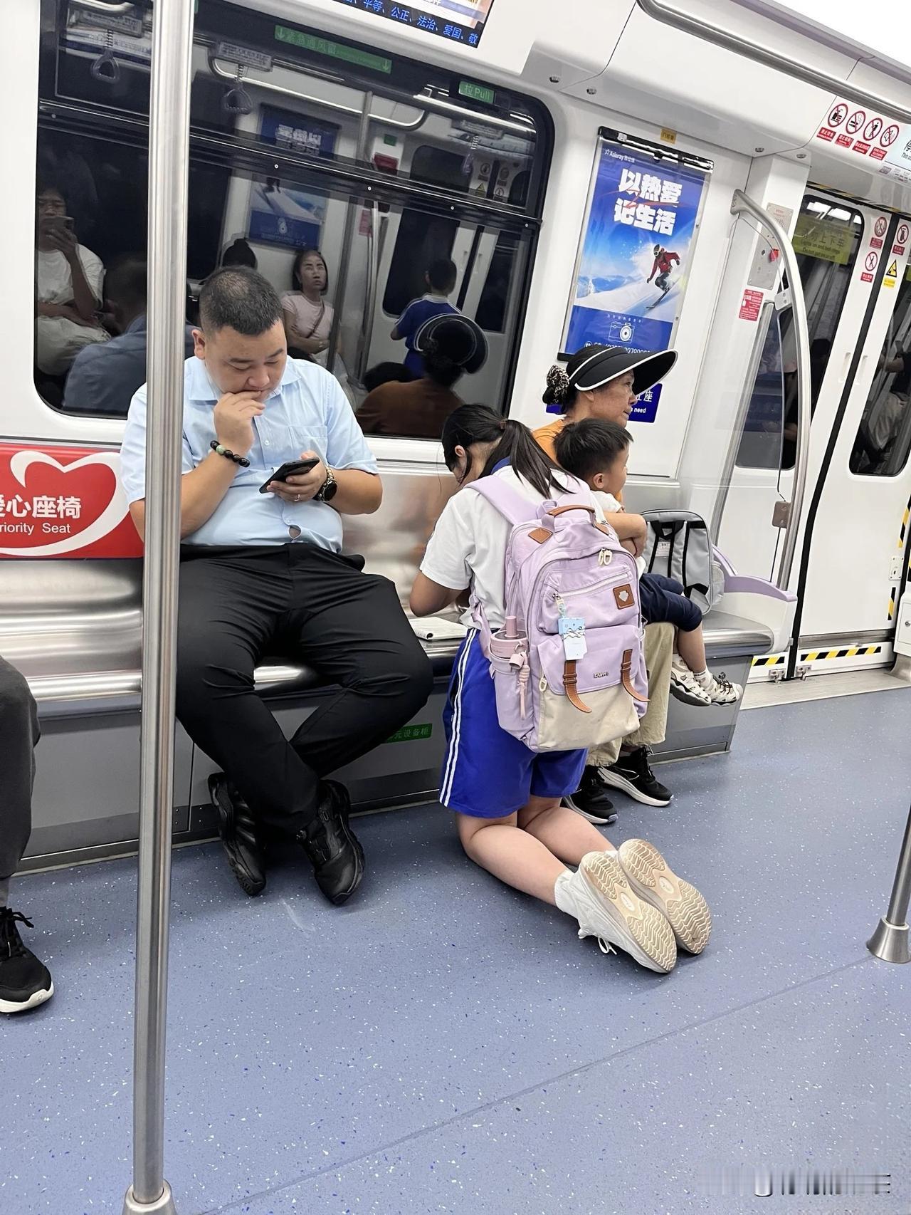 不知道这是哪个学校的孩子，学习这么刻苦！不知道在当今这个社会毕业后还能不能找到工