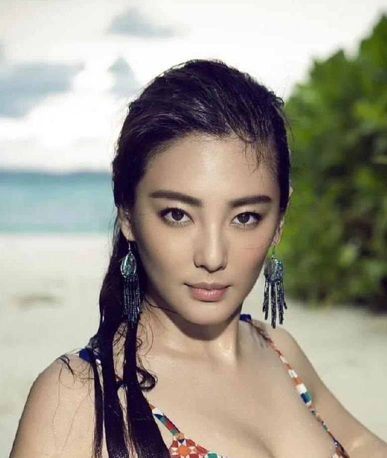 张雨绮这次塌房，早在意料之中，之前她和袁巴元持刀争执闹到报警，闪离复合又互撕