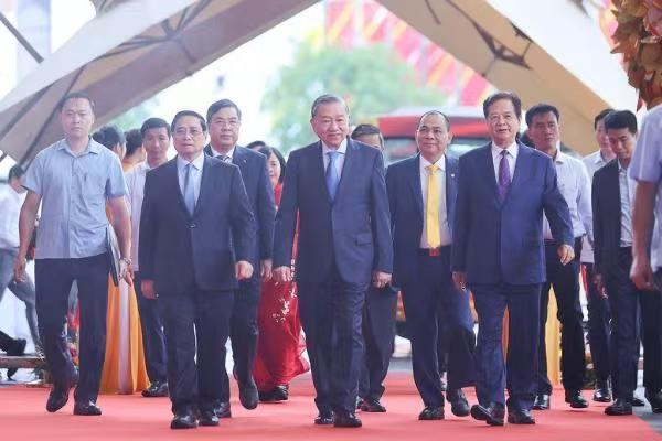 阮晋勇的气场依旧，一点都不差！苏林、范明政和阮晋勇在越南国家会展中心出席重点项目
