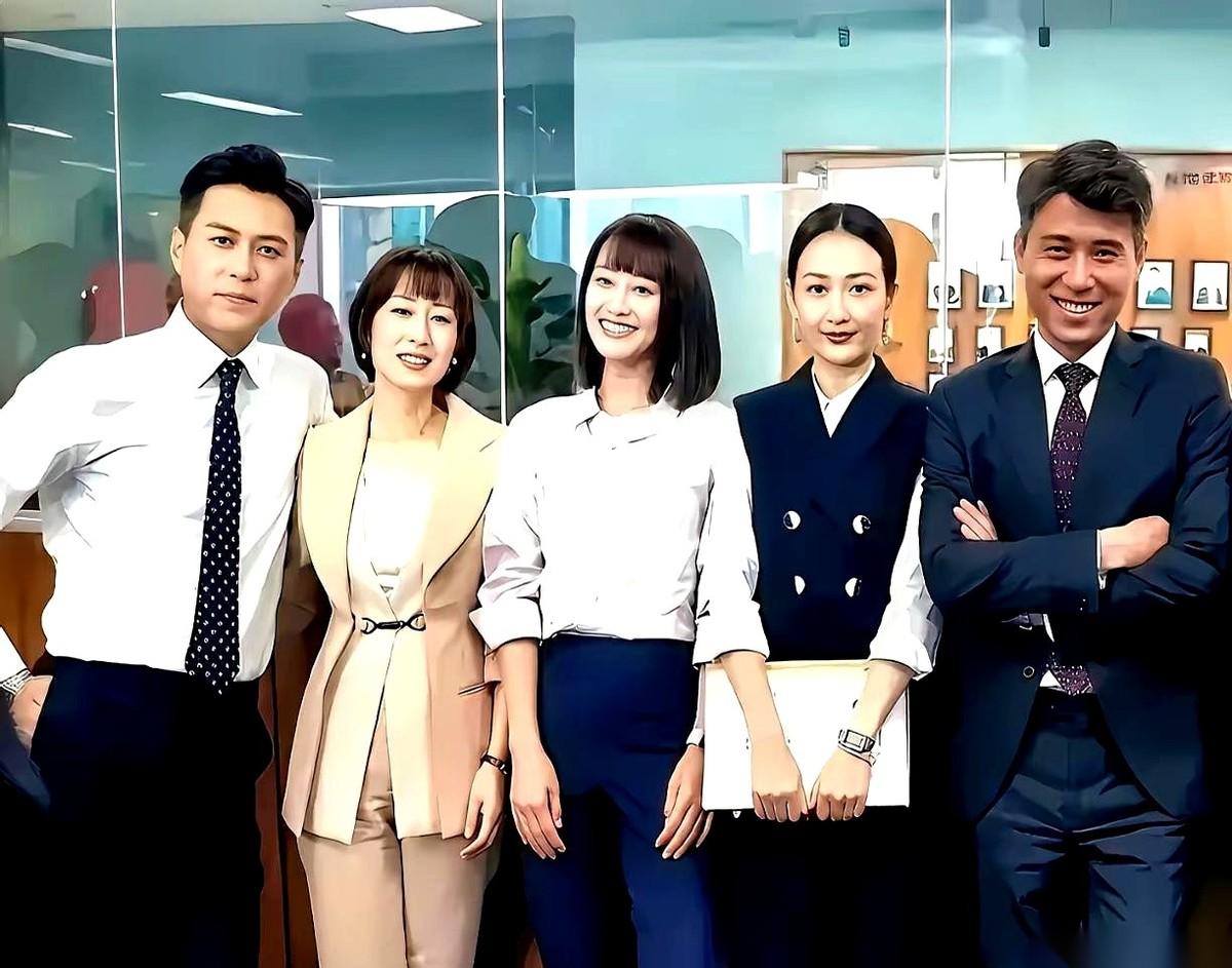 一张靳东、王鸥、刘敏涛、李乃文的合影，在网上流传开来。照片里全是熟脸，个个都是