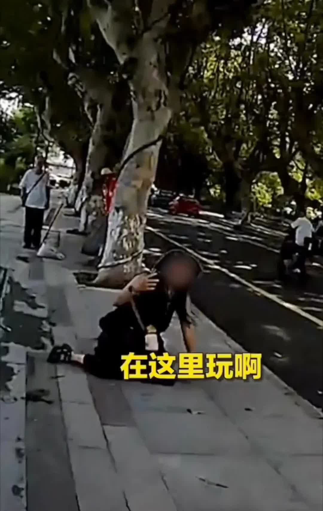 看到开头这一幕，这得多崩溃啊！感觉天都要塌了！近日，在浙江杭州，一位母亲神色