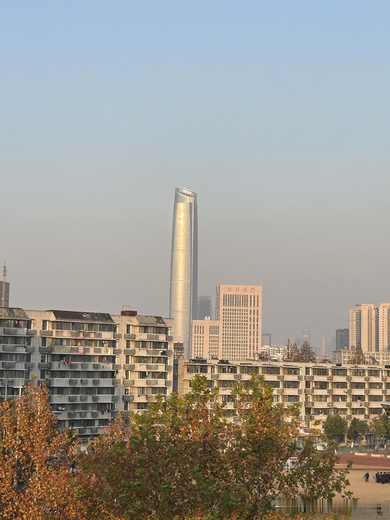 一个城市强不强，不只单纯看GDP，还要看财政收入。有些城市看GDP很高，但是一