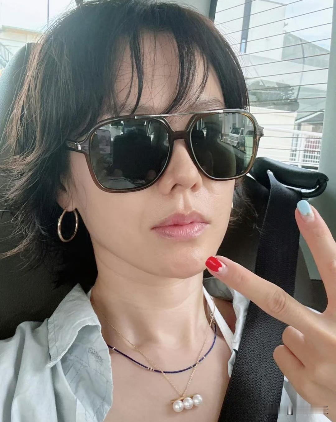 孙艺珍又分享了和儿子的旅行照，她是一点滤镜不加，颈纹、法令纹都不会刻意修图修掉，
