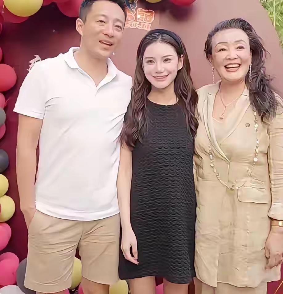 小菲这次争气了，没有让兰姐失望，兰姐放心也安心了。小梅现在怀孕了，也准备生了，兰