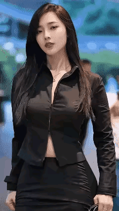 换上黑色职业装，步子自然就带风了，自信满满往前走。气质女职业装
