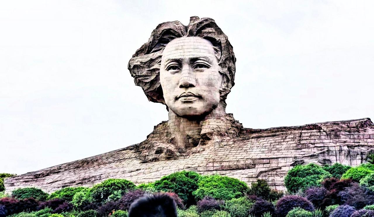 那些在网上抹黑毛主席的，要看清自己的份量。毛主席一家为了新中国的老百姓能过上幸福
