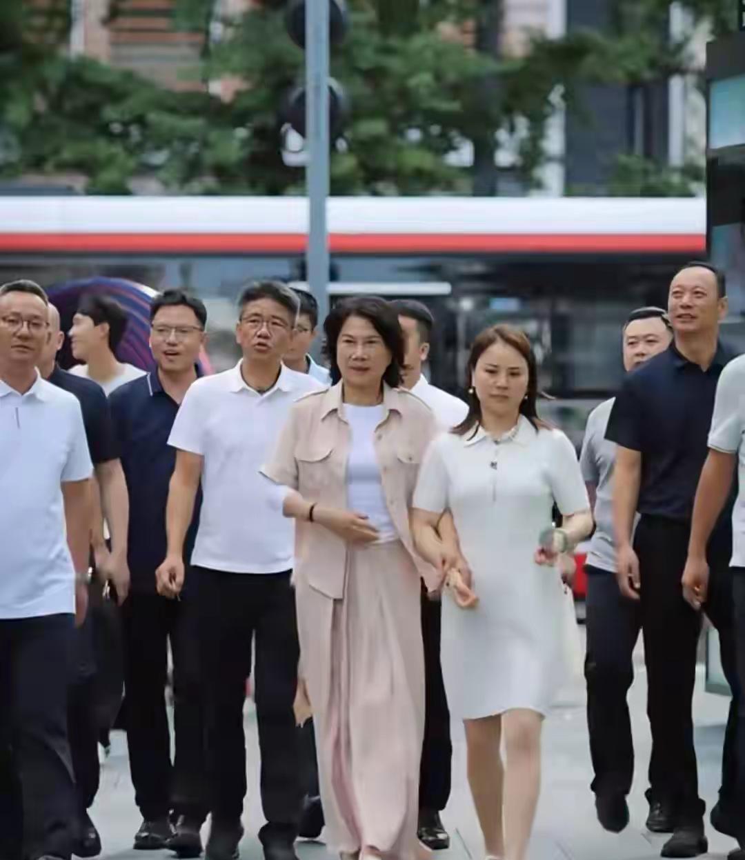 刷到成都太古里网友撞见个“逛街阿姨”，结果竟是董明珠！昨天下午三点多，71岁的董