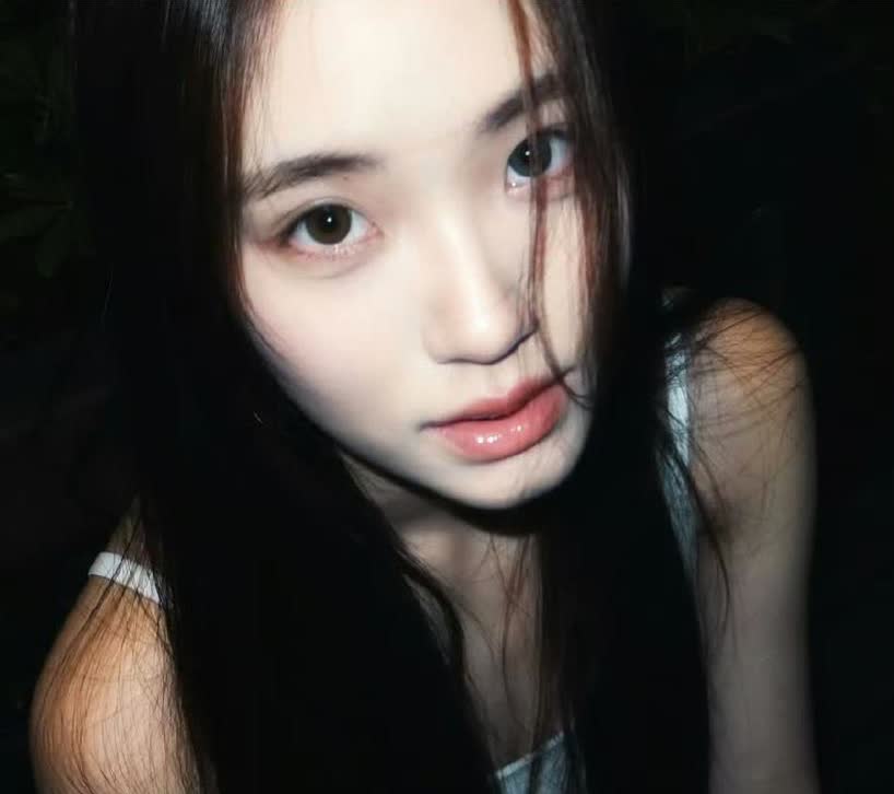 许家二女儿lily晒了自己的九宫格精修照，附上一行英文，英文意思是“你永